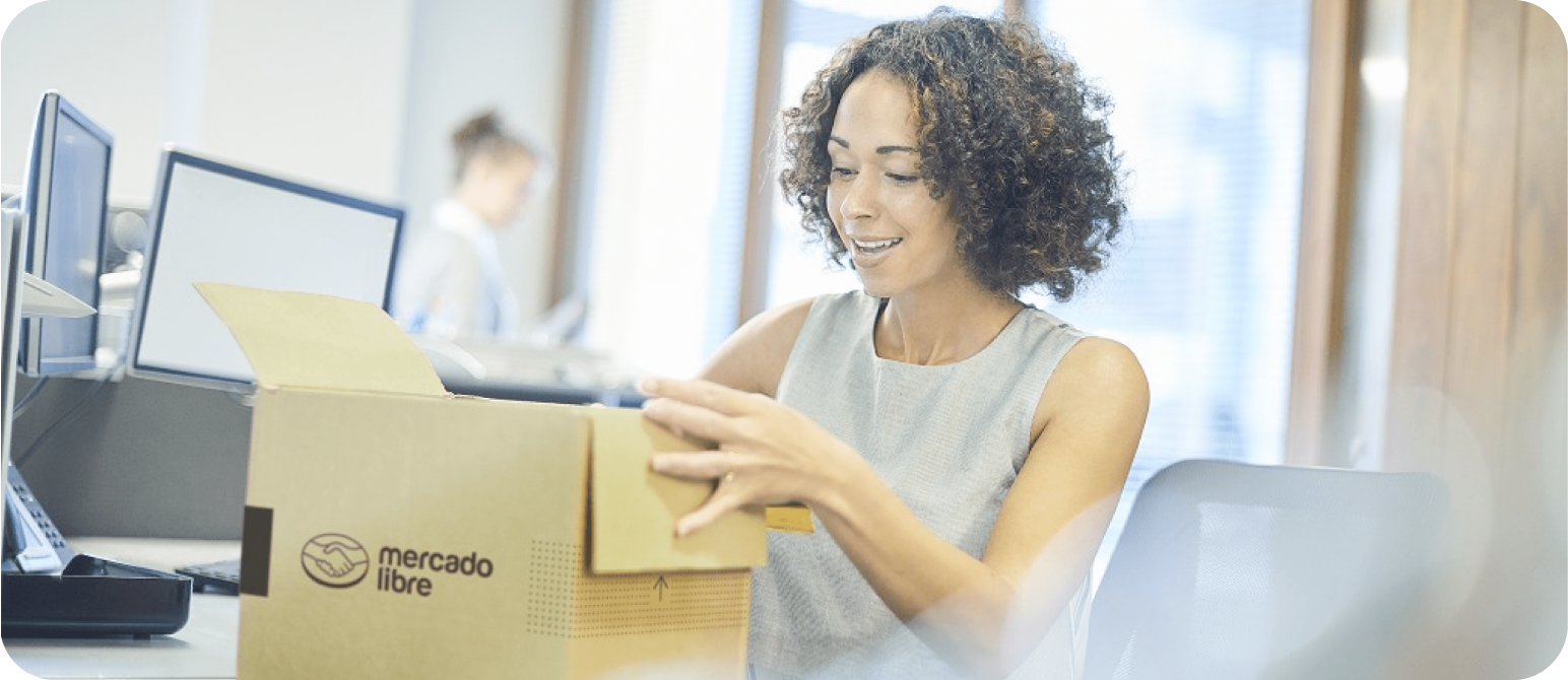 Compradora abriendo una caja de Mercado Libre