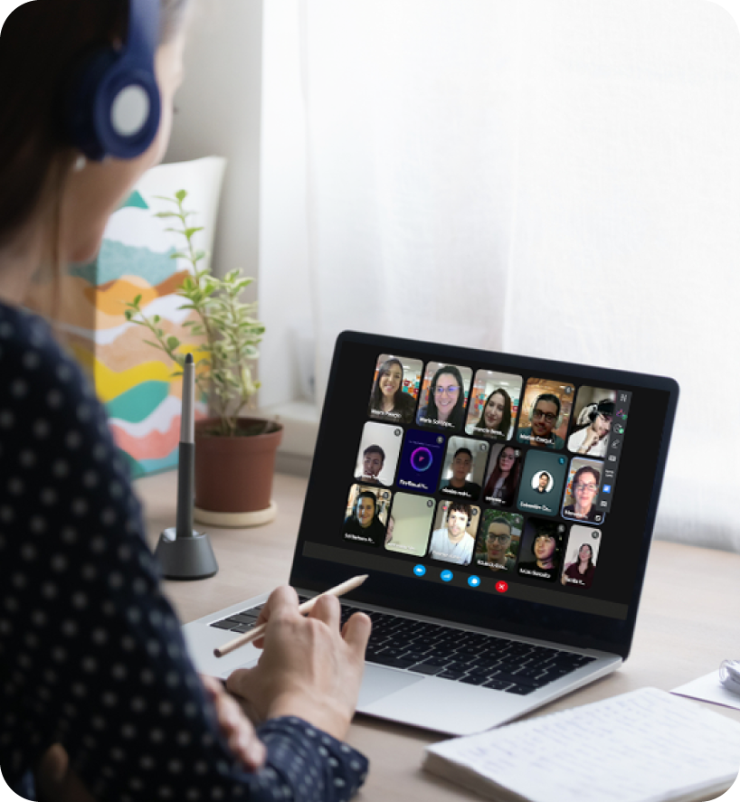 Participante del Taller de Empleabilidad en una videollamada con Fundación Integrar
