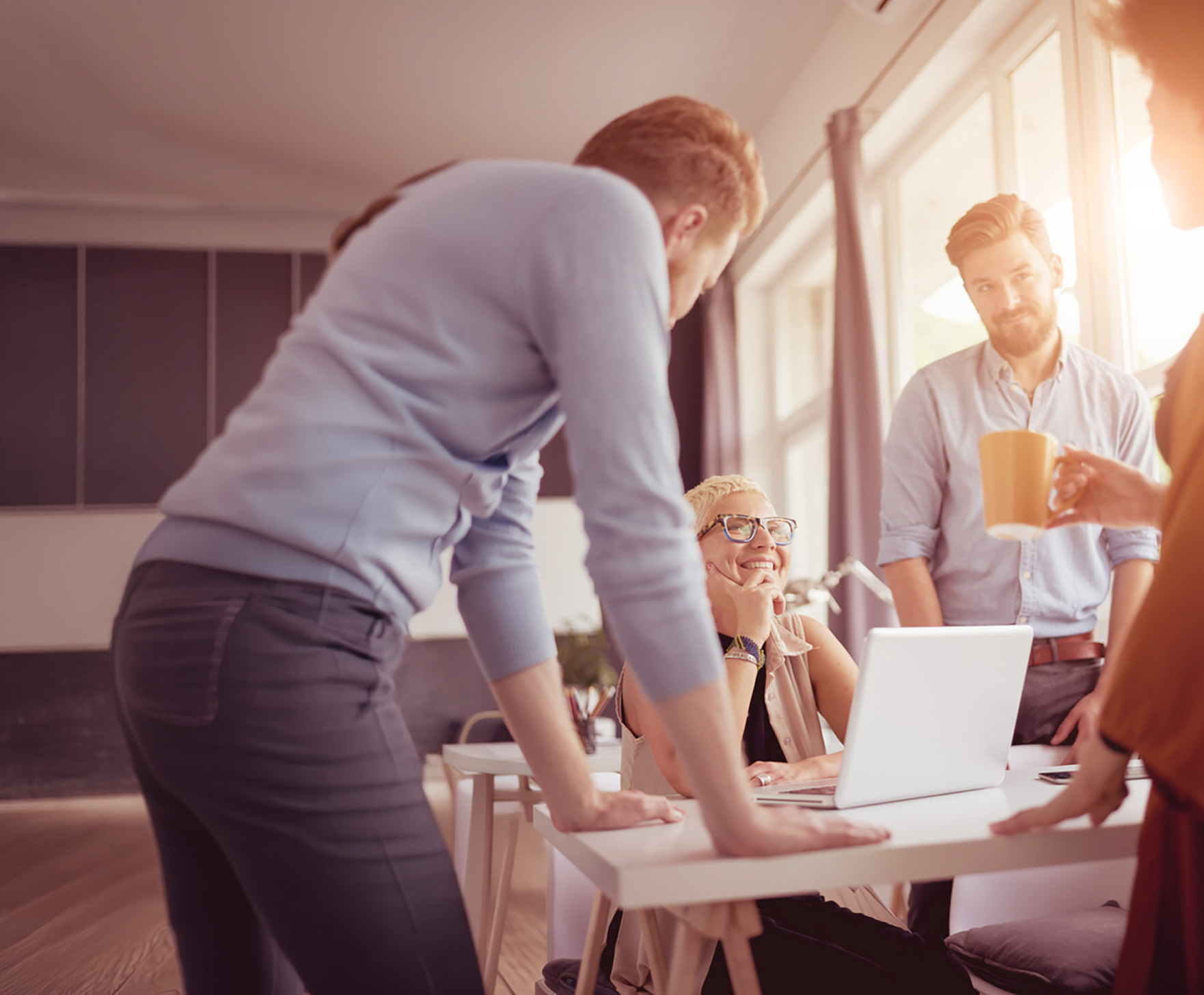 Equipo de trabajo colaborando en una oficina